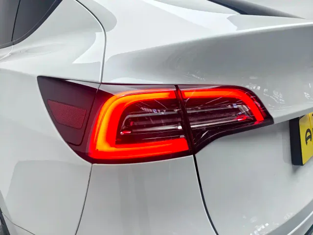 Tesla Model Y — Фото автомобиля 13