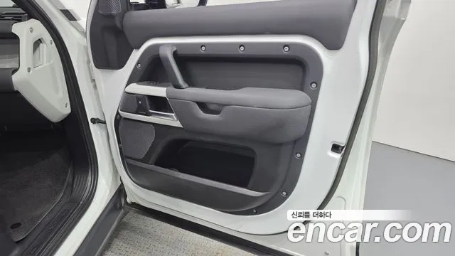 Land Rover Defender — Фото автомобиля 13