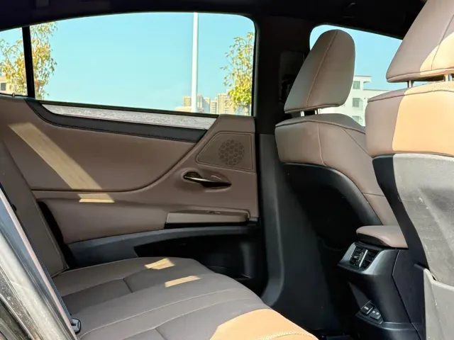 Lexus ES — Фото автомобиля 12