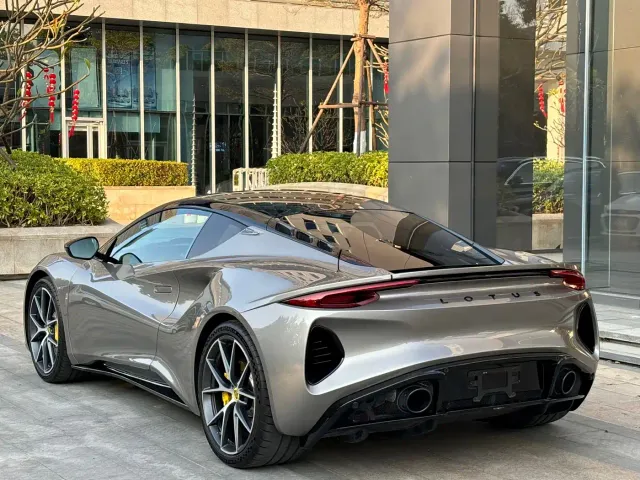 Lotus Emira — Фото автомобиля 10
