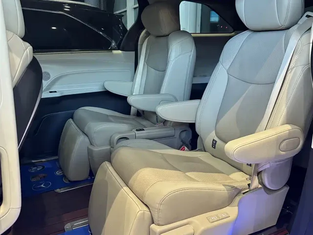 Toyota Sienna — Фото автомобиля 8