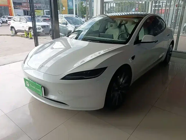 Фотография автомобиля — Tesla Model 3