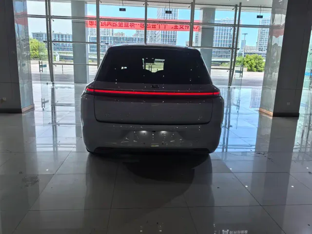 Li Auto L8 — Фото автомобиля 7