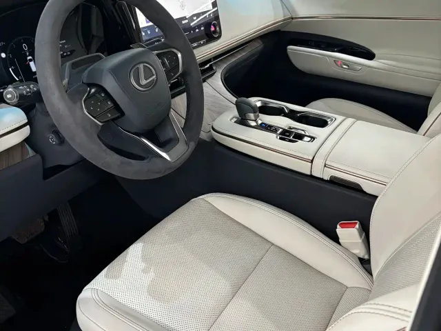 Lexus LM — Фото автомобиля 8