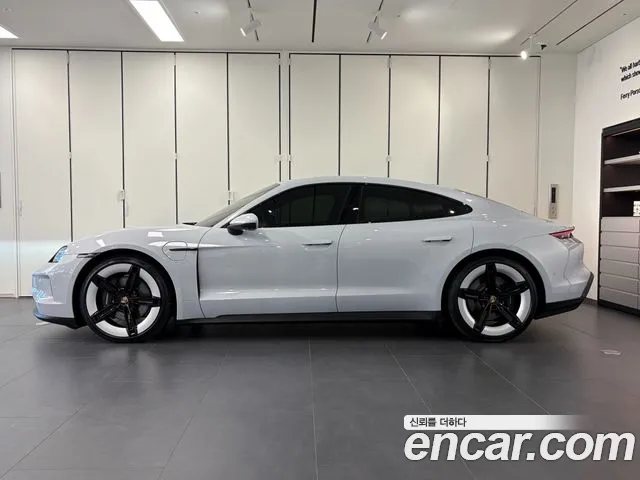 Porsche Taycan — Фото автомобиля 6