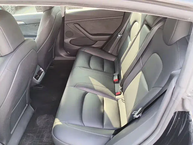 Tesla Model 3 — Фото автомобиля 16