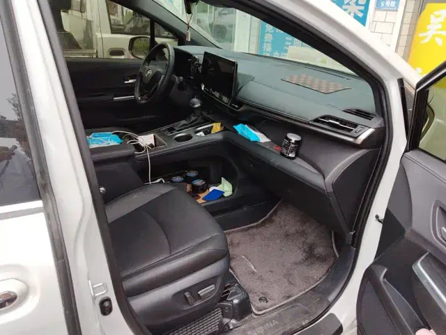 Toyota Sienna — Фото автомобиля 8