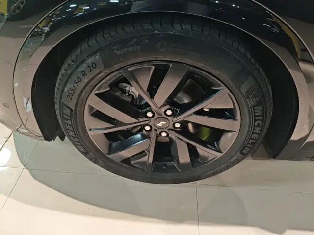 Li Auto L7 — Фото автомобиля 22