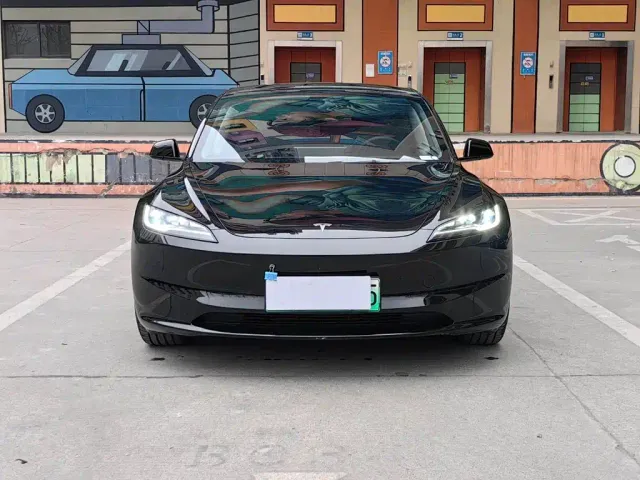 Tesla Model 3 — Фото автомобиля 2