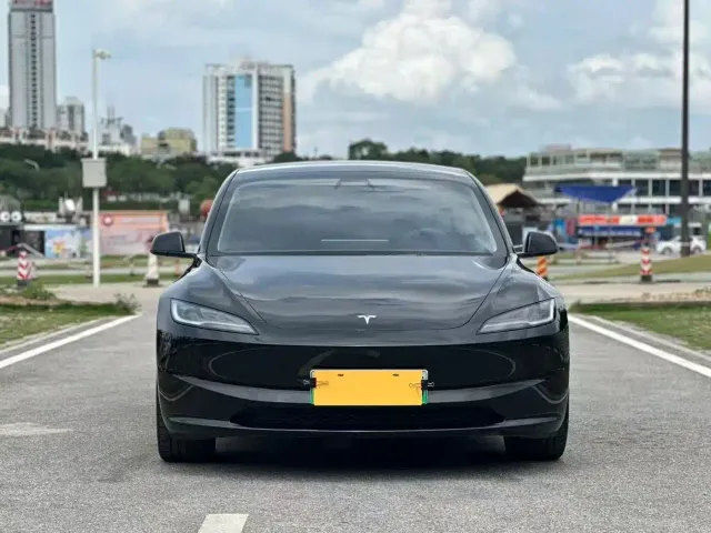 Tesla Model 3 — Фото автомобиля 2