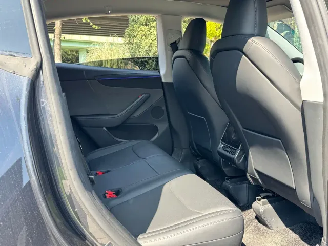 Tesla Model Y — Фото автомобиля 13