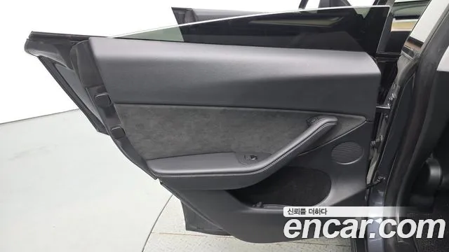 Tesla Model Y — Фото автомобиля 25