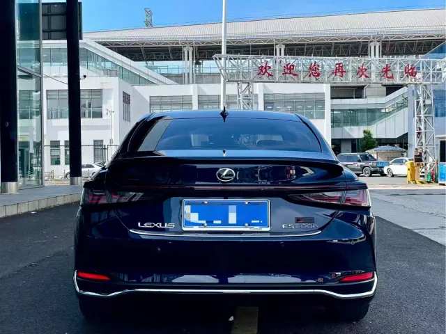 Lexus ES — Фото автомобиля 8