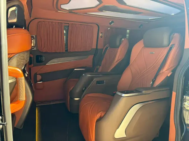 Ford Tourneo 2023 Model 2.0T Auto Premium Edition — Фото автомобиля 3