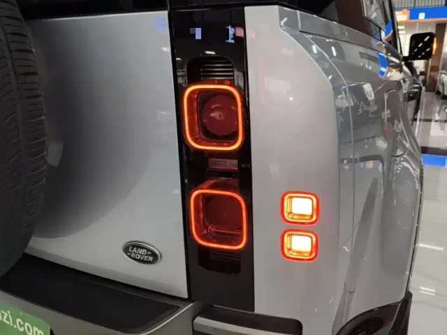 Land Rover Defender — Фото автомобиля 7
