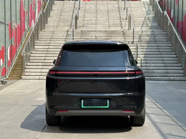 Li Auto L8 — Фото автомобиля 11