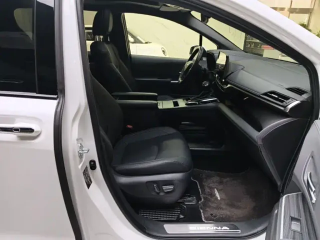 Toyota Sienna — Фото автомобиля 24
