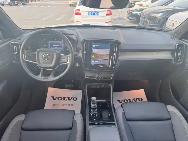 Volvo XC40 — Фото автомобиля 6