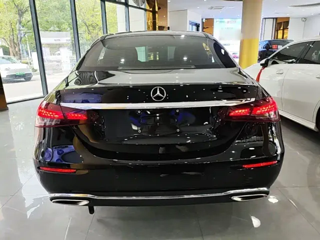 Mercedes-Benz E-Class — Фото автомобиля 5
