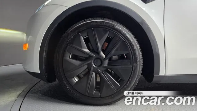 Tesla Model Y — Фото автомобиля 5