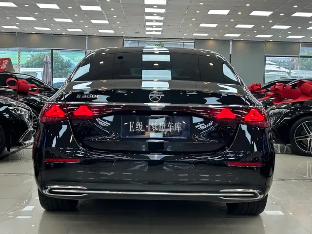 Mercedes-Benz E-Class — Фото автомобиля 4