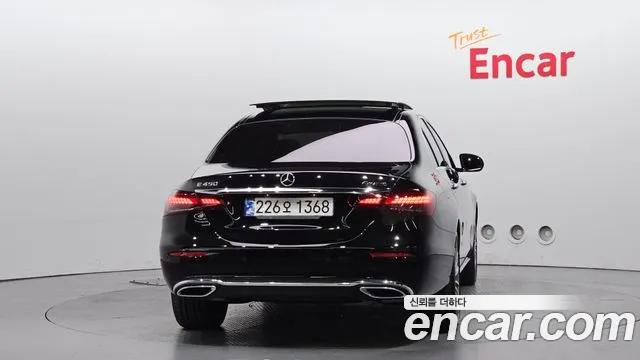 Mercedes-Benz E-Class — Фото автомобиля 4