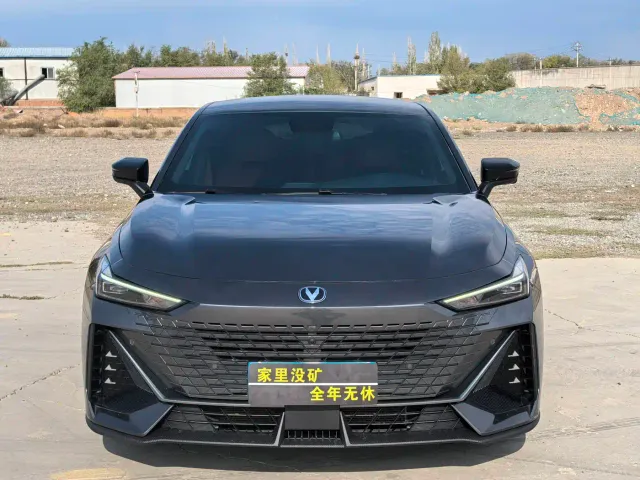 Changan Changan UNI-V 2022 1.5T Premium Model — Фото автомобиля 2