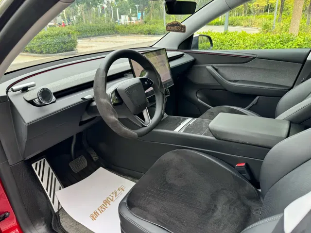Tesla Model Y — Фото автомобиля 9