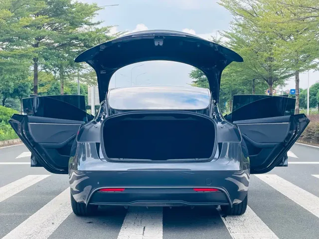 Tesla Model 3 — Фото автомобиля 12