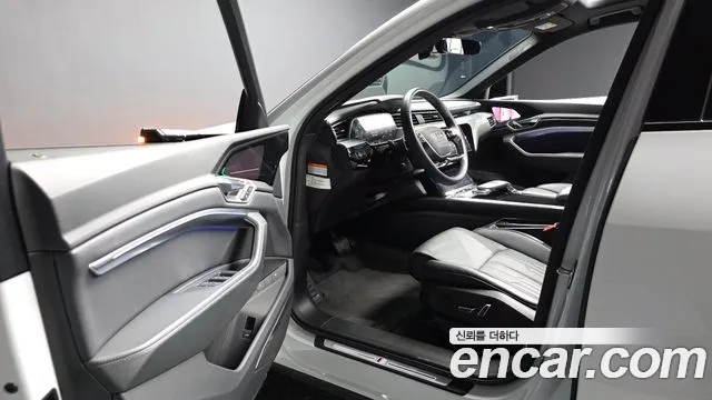 Audi e-tron — Фото автомобиля 10