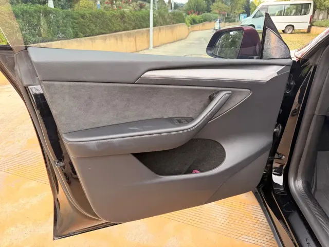 Tesla Model Y — Фото автомобиля 11