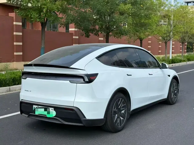 Tesla Model Y L — Фото автомобиля 7