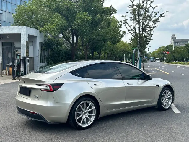 Tesla Model 3 — Фото автомобиля 3