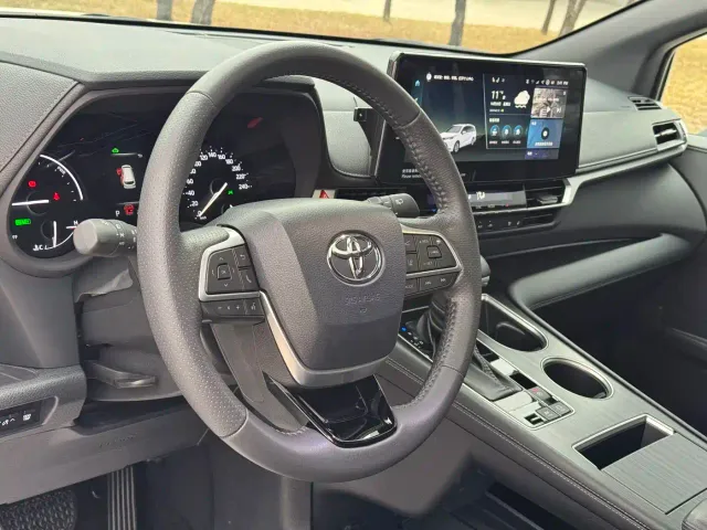 Toyota Sienna — Фото автомобиля 4