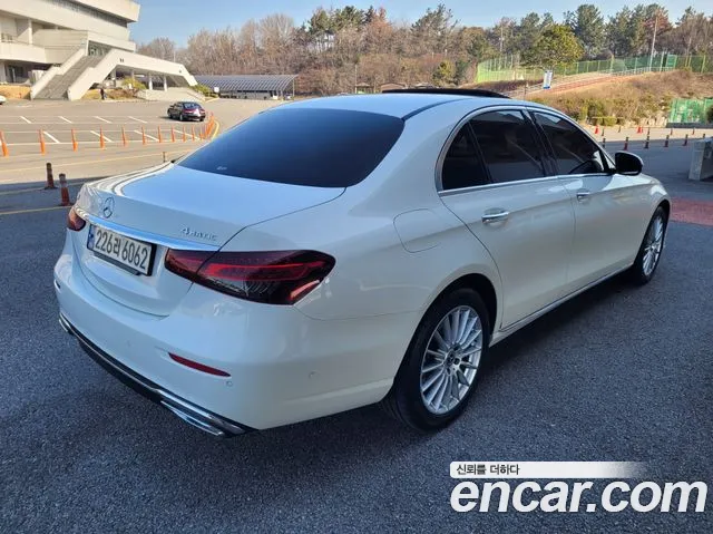 Mercedes-Benz E-Class — Фото автомобиля 2