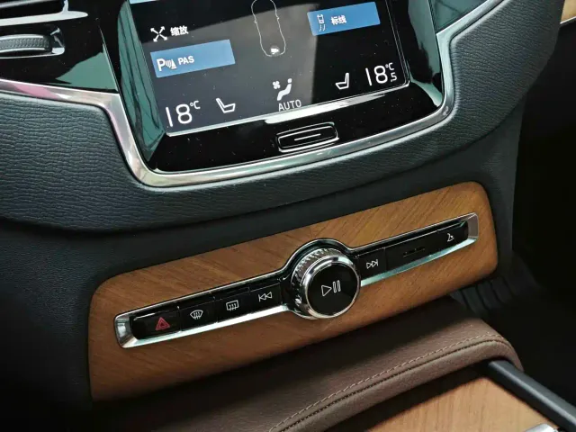 Volvo XC90 — Фото автомобиля 17