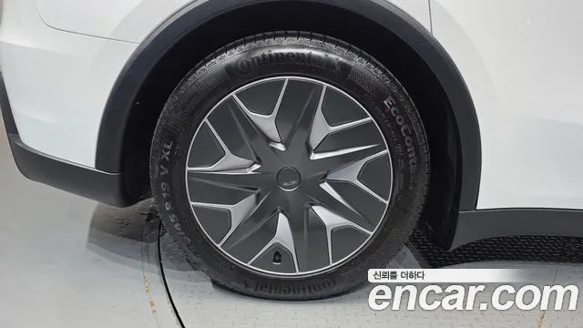 Tesla Model Y — Фото автомобиля 21