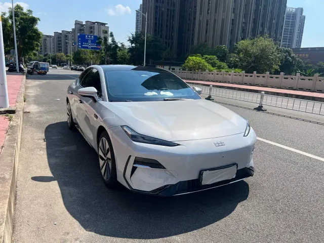 Geely Galaxy E8 — Фото автомобиля 3