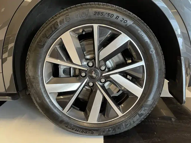 Li Auto L8 — Фото автомобиля 11