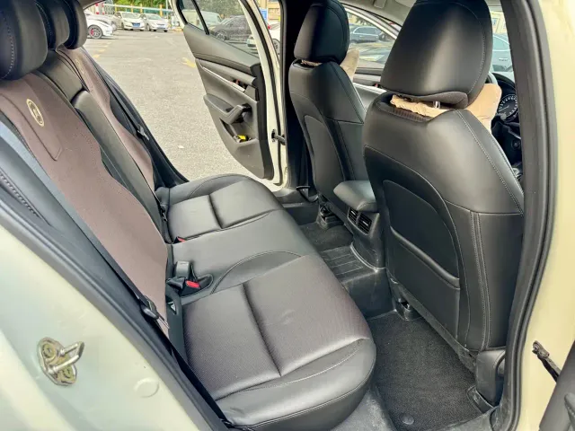 Mazda Axela — Фото автомобиля 8