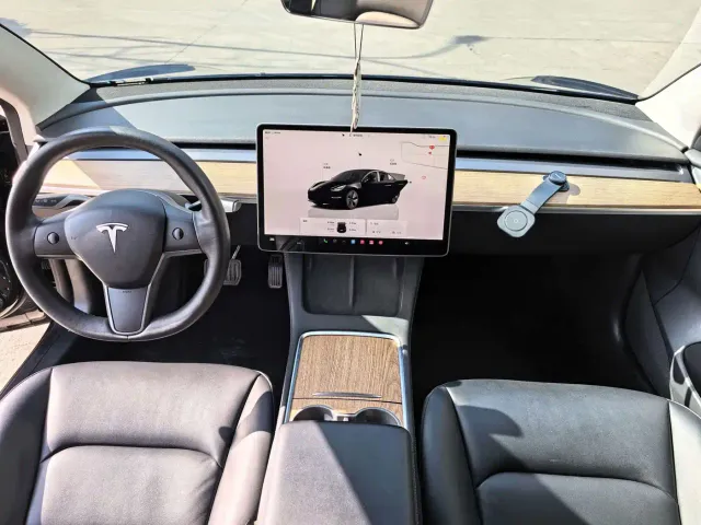 Tesla Model 3 — Фото автомобиля 5