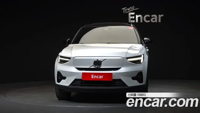 Вольво XC40 — Фото автомобиля 3