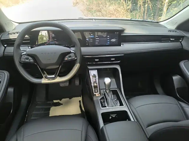 Roewe Roewe i5 2023 1.5L CVT Luxury Edition — Фото автомобиля 9