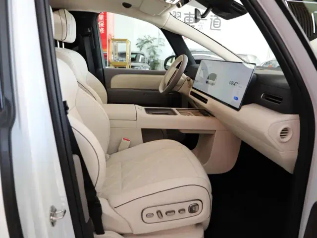 Li Auto MEGA — Фото автомобиля 21