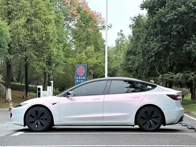 Tesla Model 3 — Фото автомобиля 4