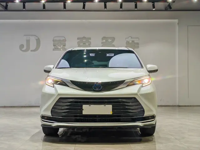 Toyota Sienna — Фото автомобиля 2