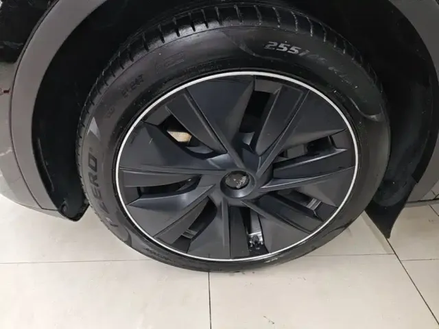 Tesla Model Y — Фото автомобиля 22