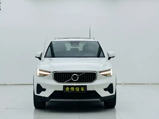 Volvo XC40 — Фото автомобиля 2
