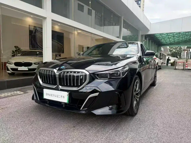 Фотография автомобиля — BMW i5