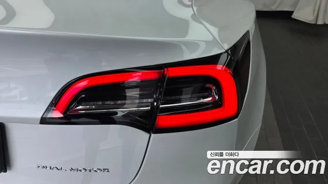 Tesla Model 3 — Фото автомобиля 20